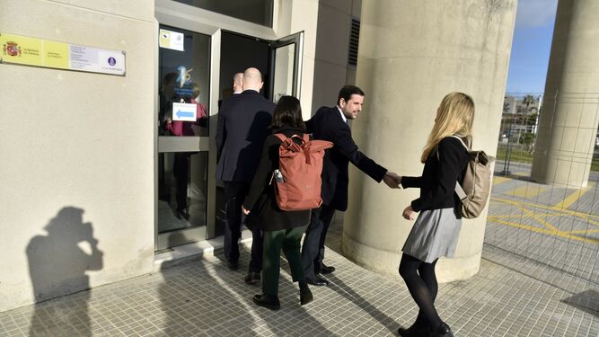 Miembros de las delegaciones se saludan antes de la reunión que se celebró en febrero en Algeciras.