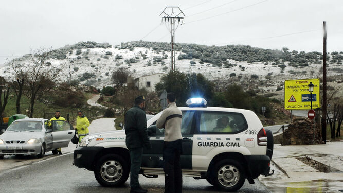 Agentes de la Guardia Civil en un acceso a Grazalema.