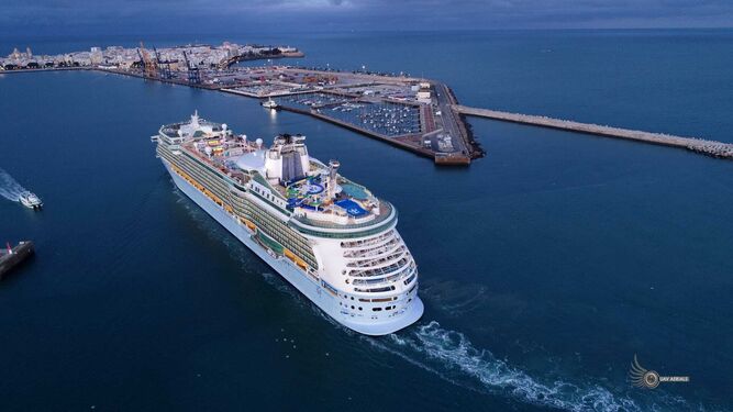El 'Freedom of the Seas' en Cádiz llega este miércoles a Cádiz tras las pruebas de mar.