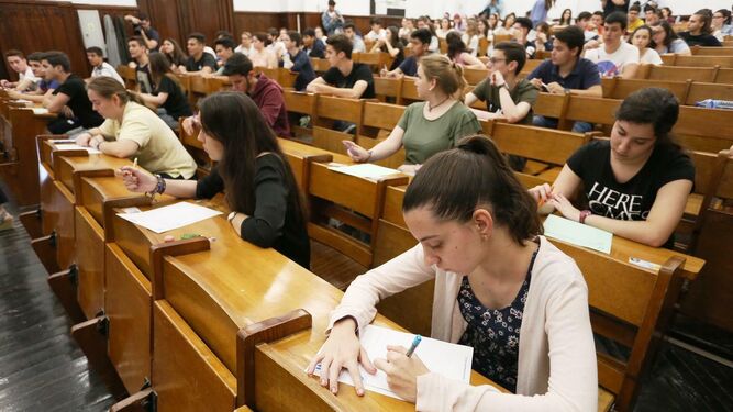Varios alumnos se examinan en un aula de la Universidad de Sevilla.