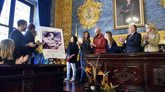 Los familiares de Paco de Lucía, junto al cartel del Encuentro, obra de Ismael Pinteño