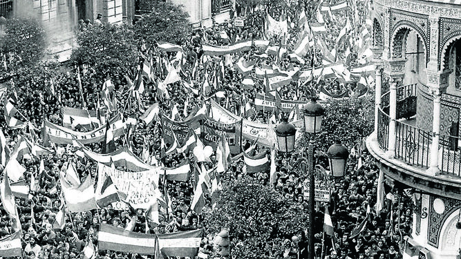 La histórica manifestación del 4 de diciembre de 1977 llega a la Plaza Nueva de Sevilla.