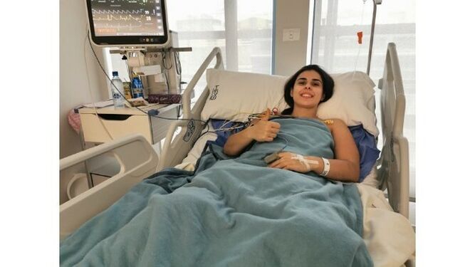 Paula Valdivia, tras ser intervenida, en el Hospital del Perpetuo Socorro de Las Palmas