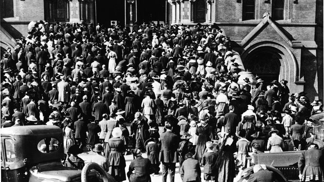 Aglomeración de personas rezando en una iglesia de California para detener la epidemia de gripe de 1918. Estas plegarias eran focos de contagio