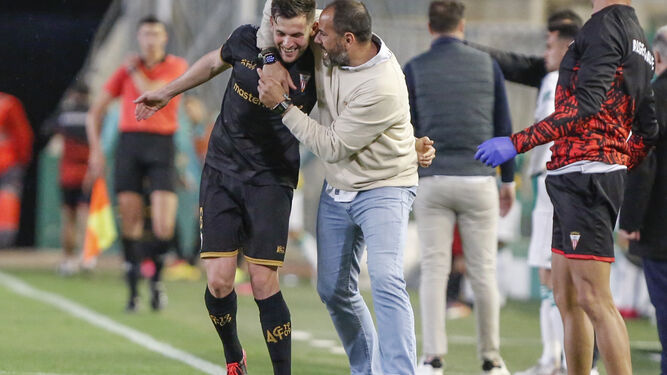 Salva Ballesta abraza a Iván tras su gol.