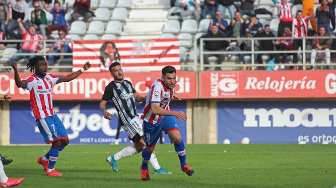 Iván corre tras marcar el penalti ante el Cartagena en el Nuevo Mirador.