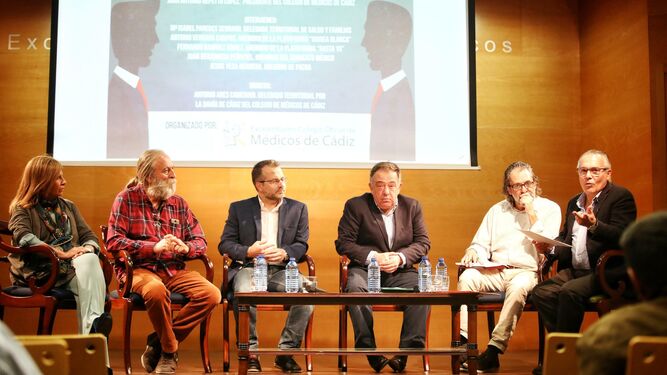 De izquierda a derecha, Isabel Paredes, Antonio Vergara, Fernando Ramírez, Juan Benjumeda, David Ciferdo y Antonio Ares durante el debate.