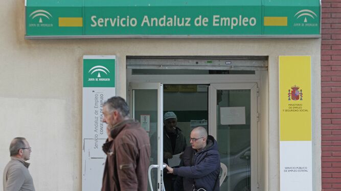 Varias personas entran y salen de la oficina del Servicio Andaluz de Empleo de Algeciras.