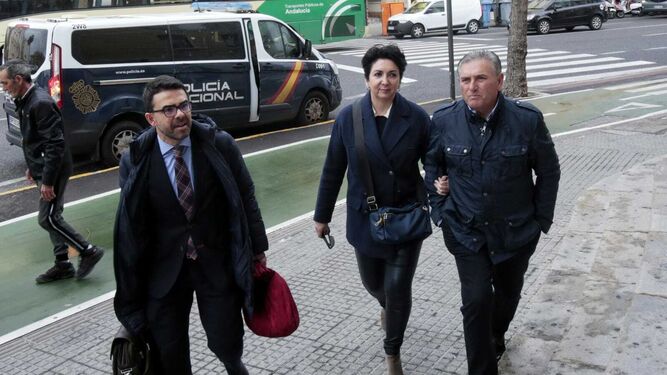 Eva Corrales antes de entrar a juicio acompañada de su abogado.