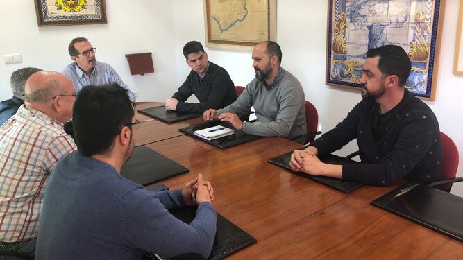 Miguel Alconchel, alcalde de Los Barrios, reunido con el comité de la central térmica de Viesgo.
