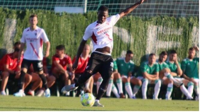 Kibamba se dispone a golpear el balón en un partido con el Sevilla Atlético