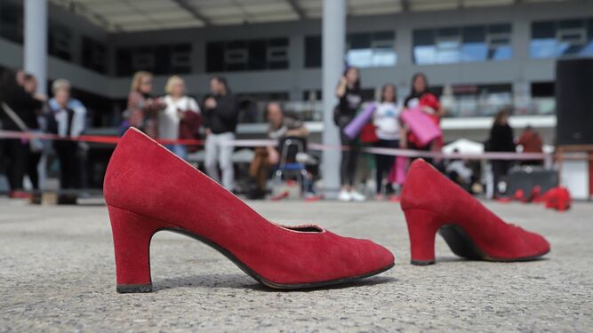 Un par de zapatos rojos, símbolo contra la violencia machista.