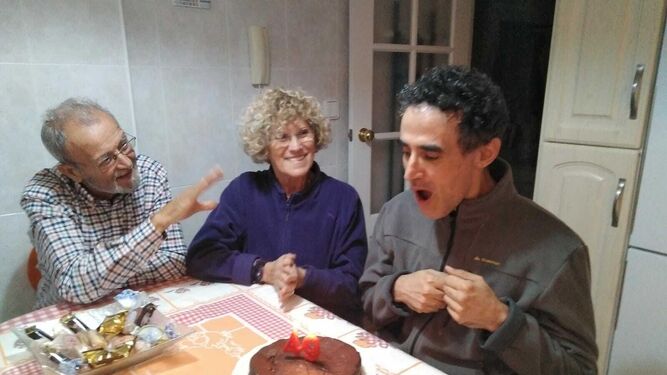 Fernando celebrando su cumpleaños con sus padres.