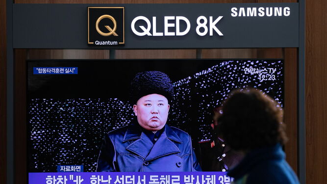 Un surcoreano observa una noticia sobre el lanzamiento norcoreano en Seúl.