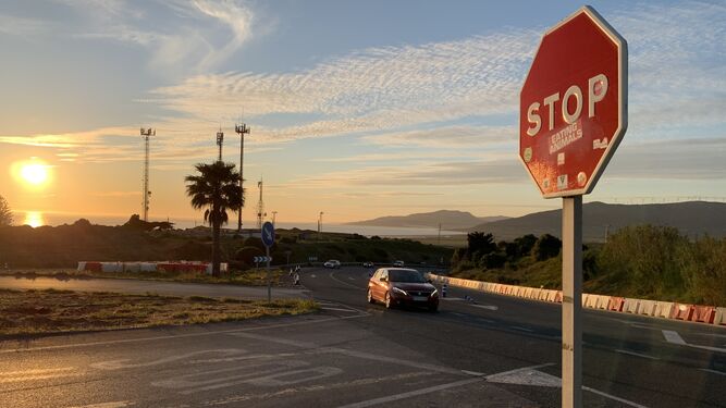 Un turismo circula por el cruce de la N-340 de entrada a Tarifa con la señalización provisional por obras.