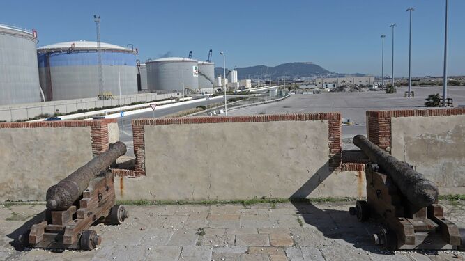 Dos cañones en una de las murallas del fuerte de Isla Verde de Algeciras.