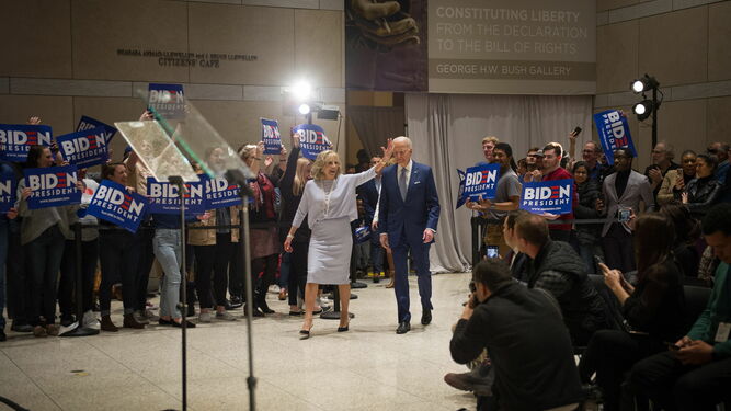El precandidato demócrata Joe Biden, acompañado por su esposa Jill, llega a un acto de las primarias en Philadelphia, Pensilvania.