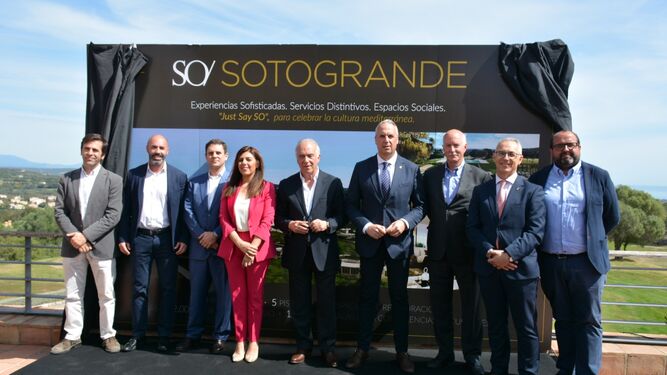 Las autoridades y representantes de Sotogrande tras la colocación de la primera piedra del hotel SO/Sotogrande.