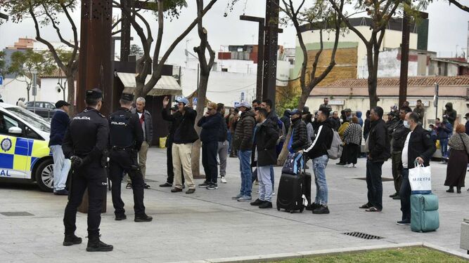Decenas de marroquíes, en la puerta del Consulado de Algeciras tras cerrar Marruecos las fronteras.