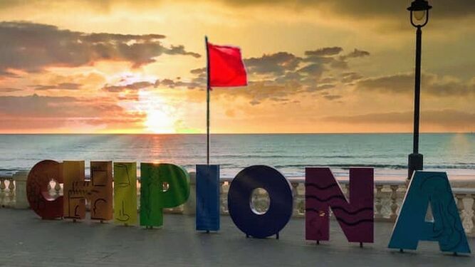 Imagen difundida por el Ayuntamiento de Chipiona en su comunicado sobre la bandera roja en sus playas.