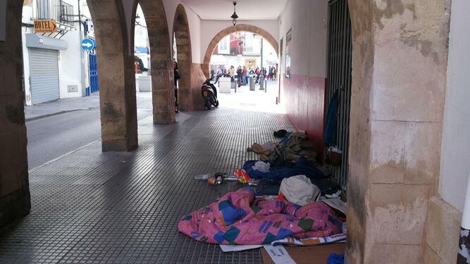 Imagen de los enseres de una persona sin hogar en los arcos de la plaza de La Herrería.