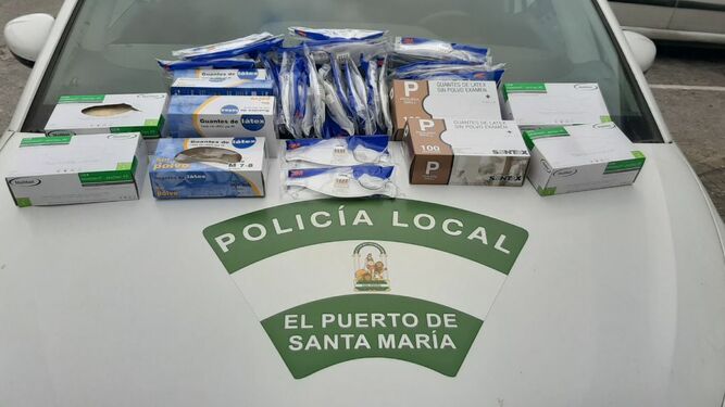 Material de protección,  expuesto sobre uno de los vehículos de la Policía Local de El Puerto.