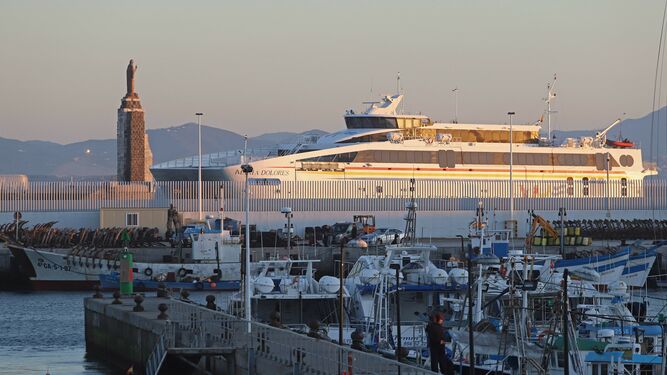 Un ferry atracado en el Puerto de Tarifa, en una imagen reciente.