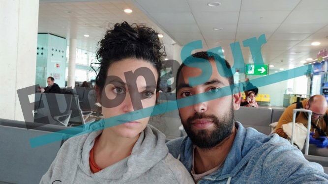 Inma Cortés y Abraham Barragán esperan para embarcar en su último vuelo en el aeropuerto de El Prat, en Barcelona, este miércoles.