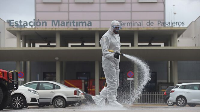 Fotos del despliegue de la UME en el puerto de Algeciras contra el coronavirus