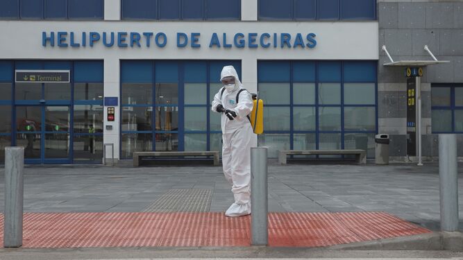 Fotos del despliegue de la UME en el puerto de Algeciras contra el coronavirus