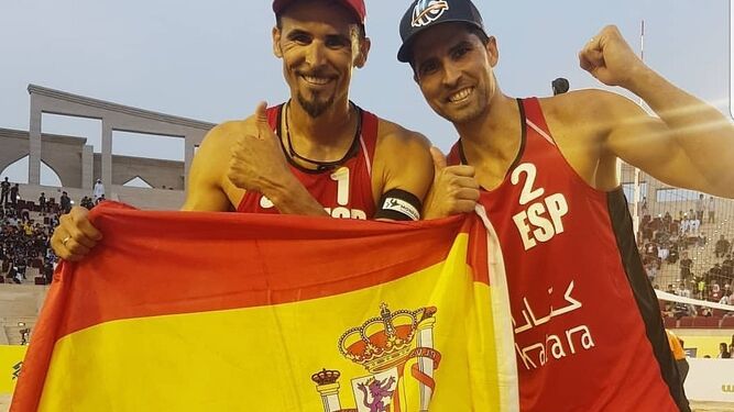 Pablo Herrera y Adrián Gavira, con una bandera de España.