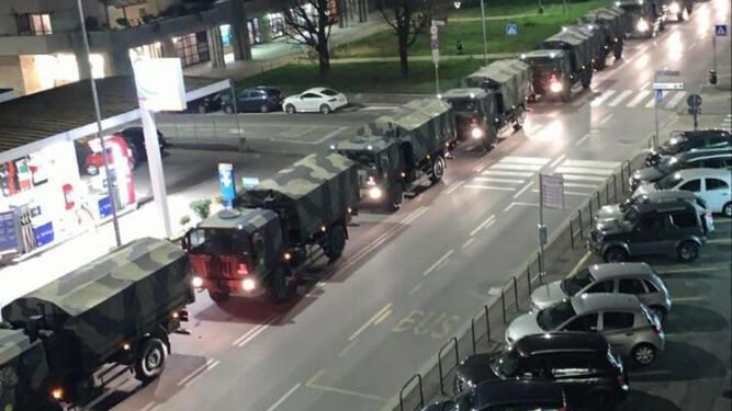 La caravana de camiones militares cargados de féretros en Bérgamo