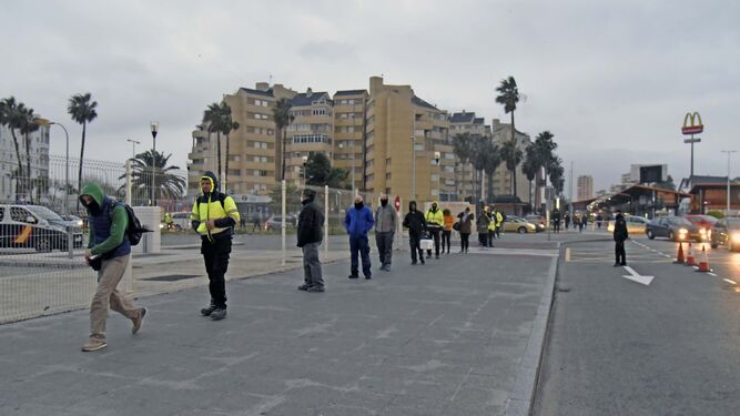 Trabajadores españoles entran en Gibraltar.