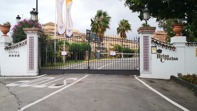 La verja cerrada del hotel Reina Cristina de Algeciras.