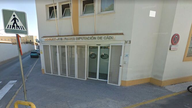Imagen del exterior de la residencia de mayores de Diputación en la calle Zarza de El Puerto.
