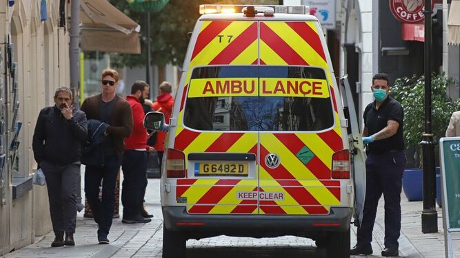 Una ambulancia atiende a un enfermo en Cathedral Square.