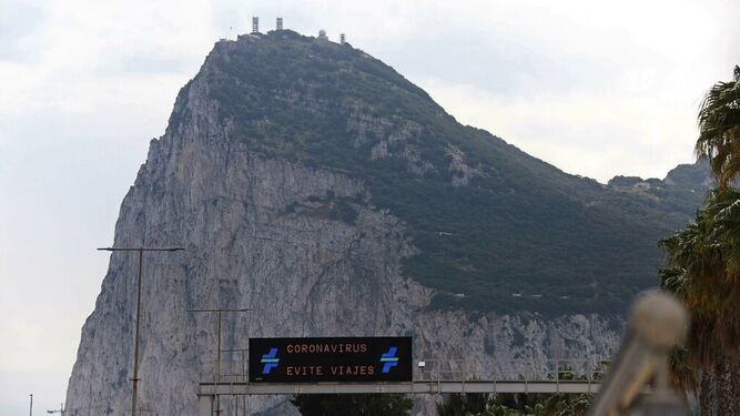 Un cartel de advertencia de la DGT corona el acceso de veh&iacute;culos a Gibraltar.