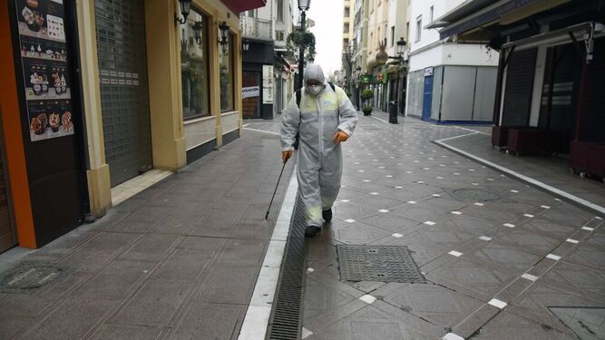 Un operario municipal desinfecta la calle Real de La L&iacute;nea.