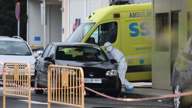 Un profesional sanitario realiza la prueba del coronavirus a un conductor en Algeciras