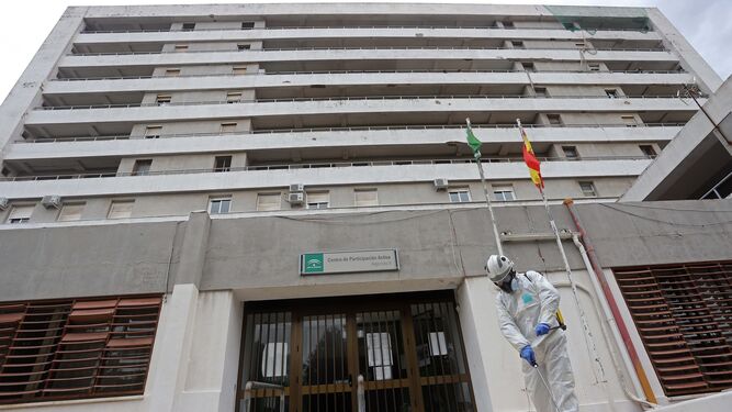 Tareas de desinfección, del Centro Residencial para Mayores de Algeciras.