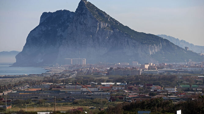 Vista del Zabal, con el peñón de Gibraltar al fondo