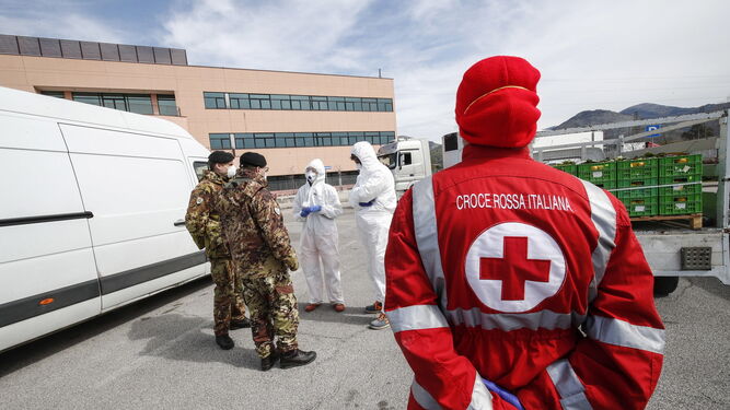 Soldados y un miembro de la Cruz Roja en un mercado central próximo a Roma.