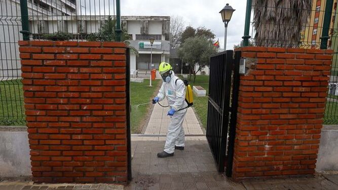 Una imagen de la desinfección de la Residencia de Ancianos de Algeciras, el miércoles