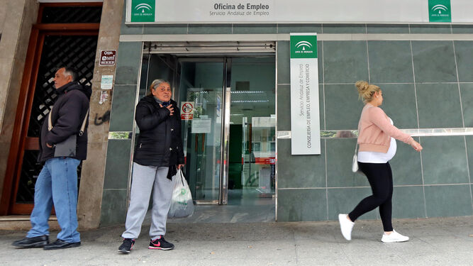 Ciudadanos esperan a la puerta de una oficina del Servicio Andaluz de Empleo de Jerez.