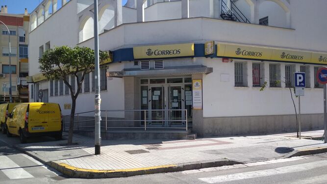 La oficina local de Correos de Sanlúcar ha estado cerrada al público este jueves.