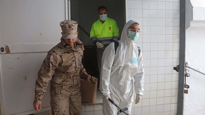Fotos de las tareas de desinfecci&oacute;n y limpieza de la Infanter&iacute;a de Marina en Tarifa