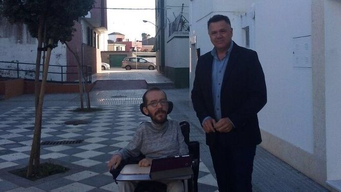 Juan Antonio Delgado, junto a Pablo Echenique en el barrio isleño de La Ardila el pasado noviembre.