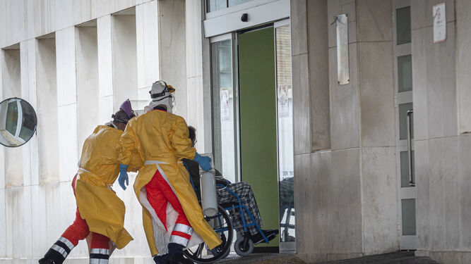 Enfermeros llevando a un paciente a las urgencias del Puerta del Mar.