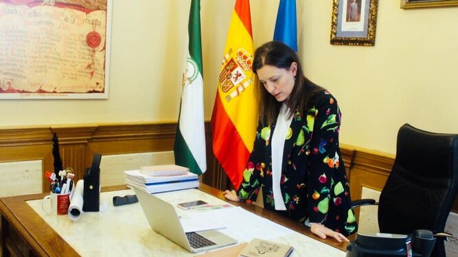 Patricia Cavada, en su despacho durante una reunión 'online' de coordinación.