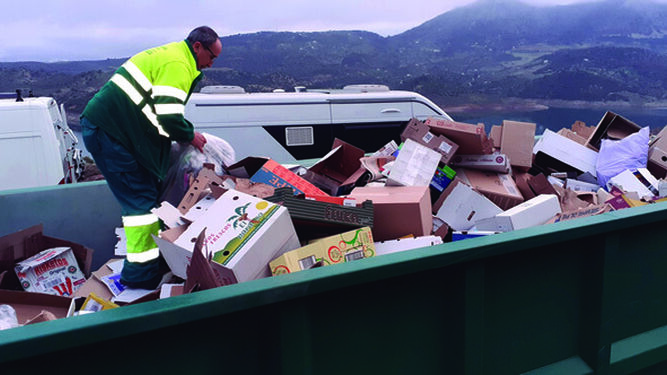 Operario recoge residuos de cartón